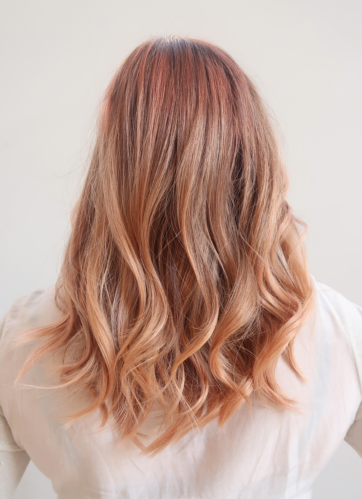 Pastell hårfärg med toner av peach och rosé blond