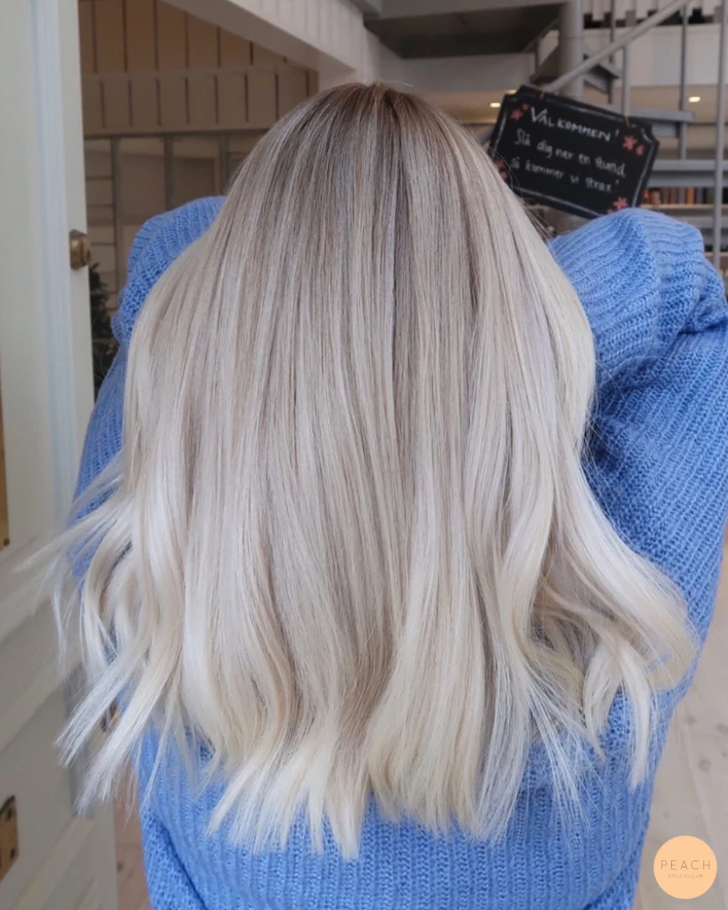 Blonde balayage short hair med ljusa slingor