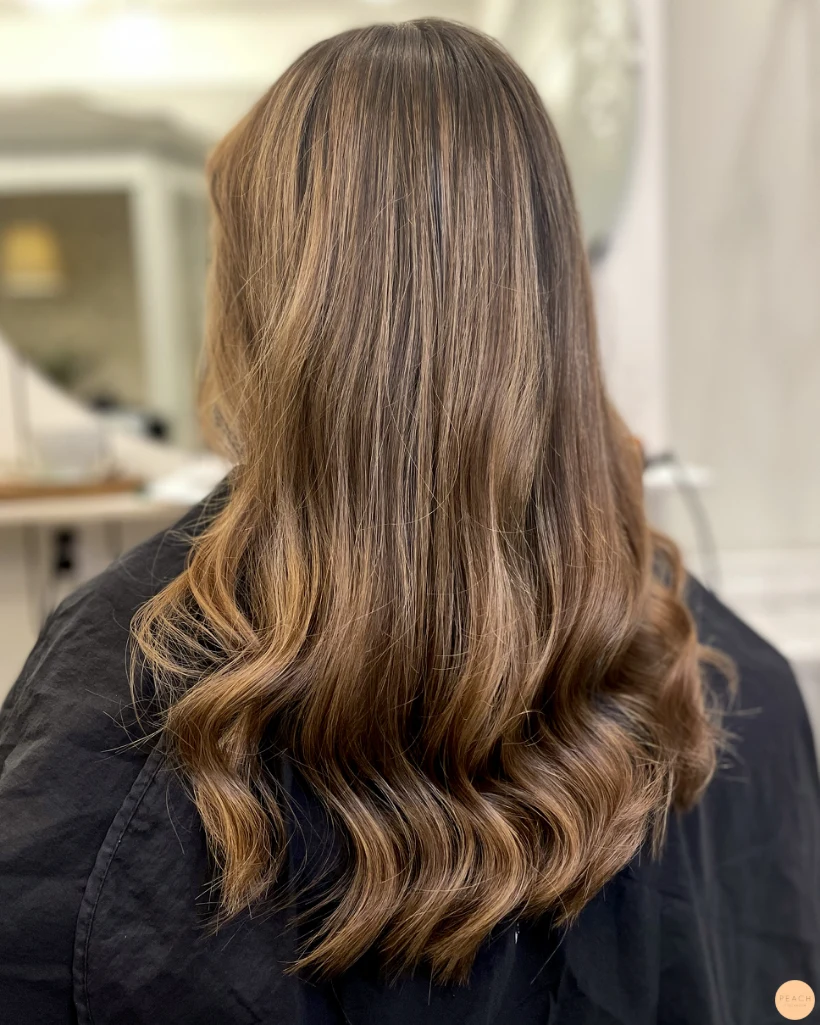 Mörkt ofärgat hår med ljusa balayage slingor i