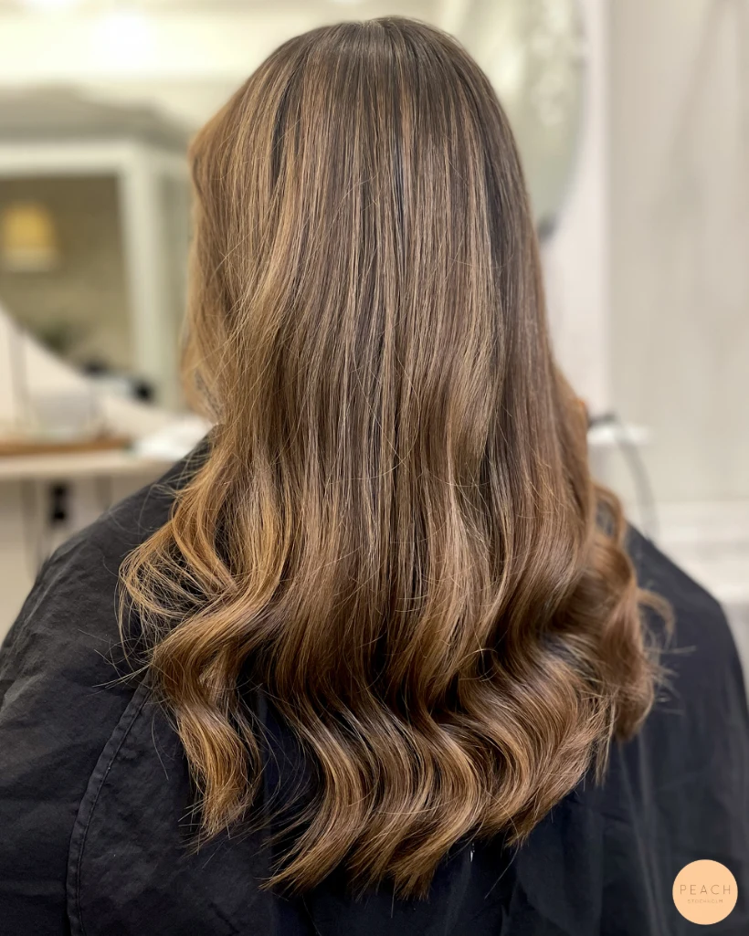 Mörkt ofärgat hår med ljusa balayage slingor i