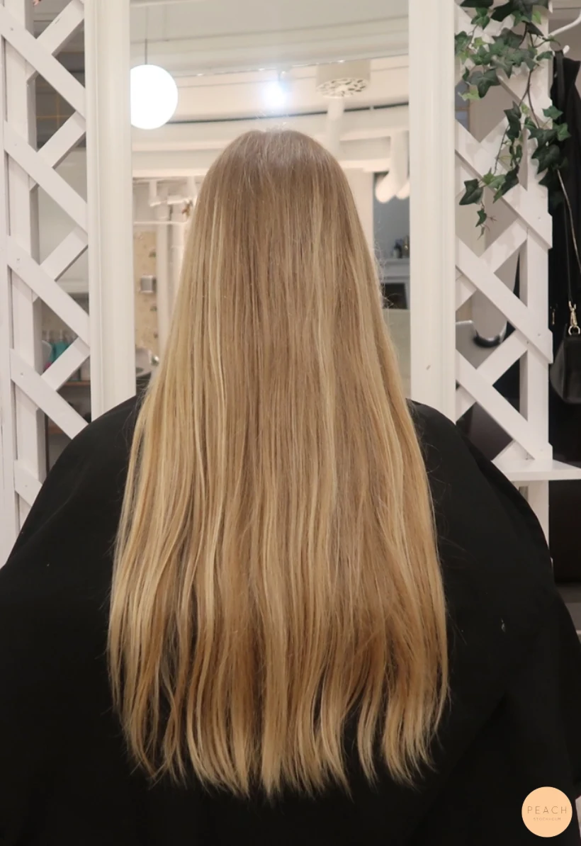 Kall blond med bevarad naturlig botten