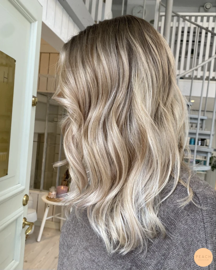 Cool blonde med ljusa slingor