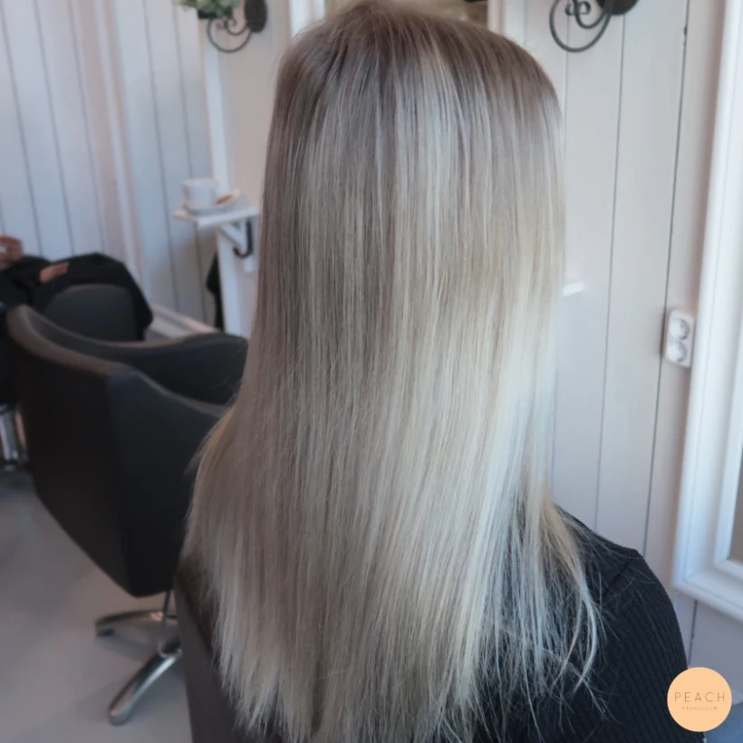 Beige blond balayage med beige toner