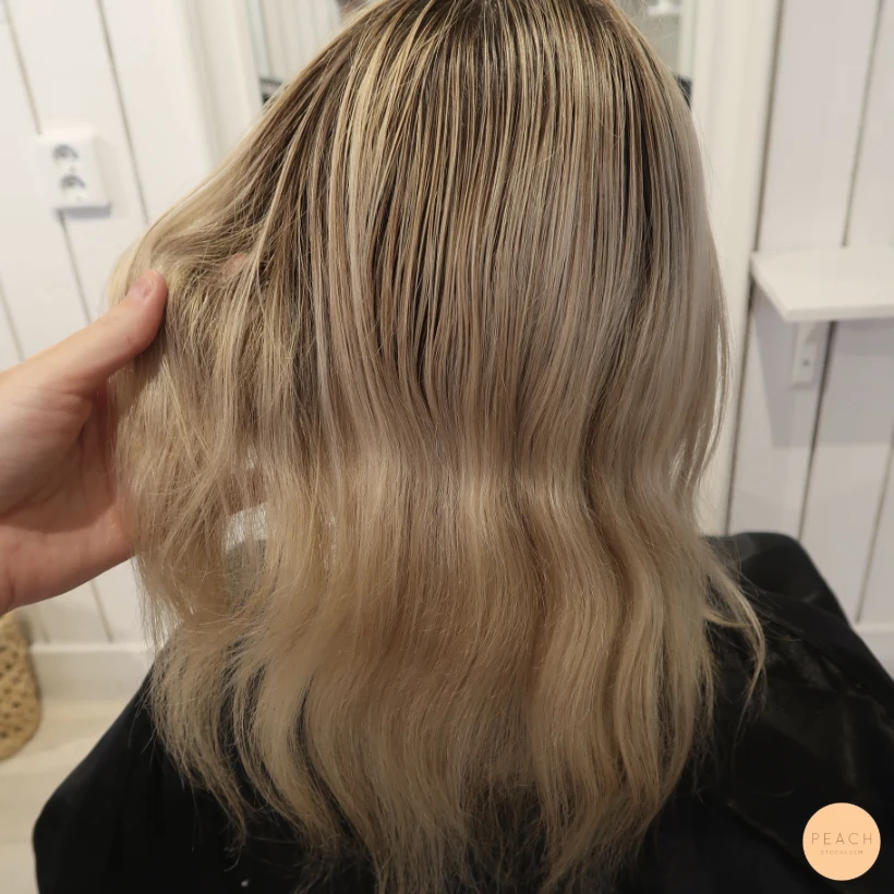 Mörkare slingor i blont hår med sval nyansering
