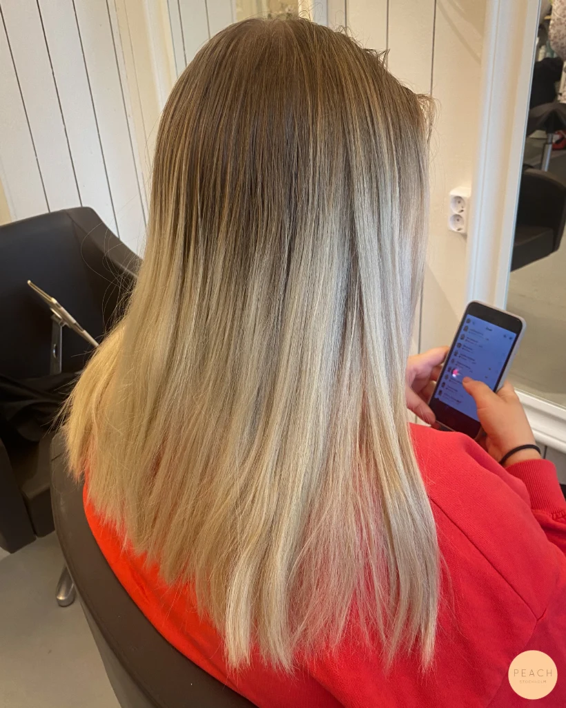 Bronde hårfärg med ljusa slingor och sval nyansering