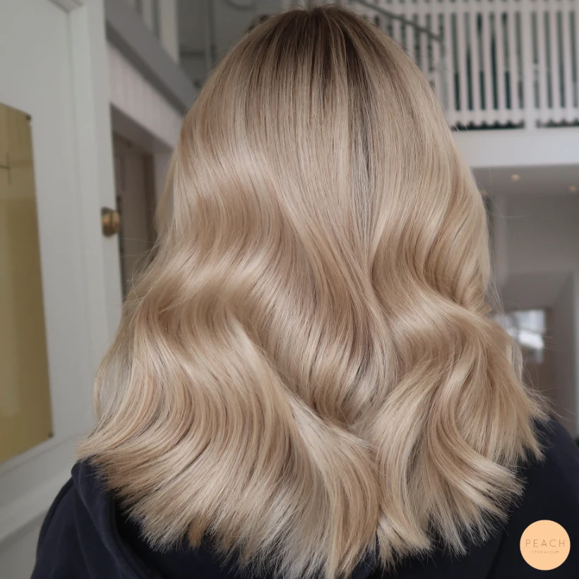 Champagne blonde hårfärg med ljusa slingor