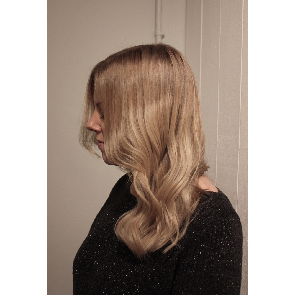 Naturligare blond med slingor och kall botten
