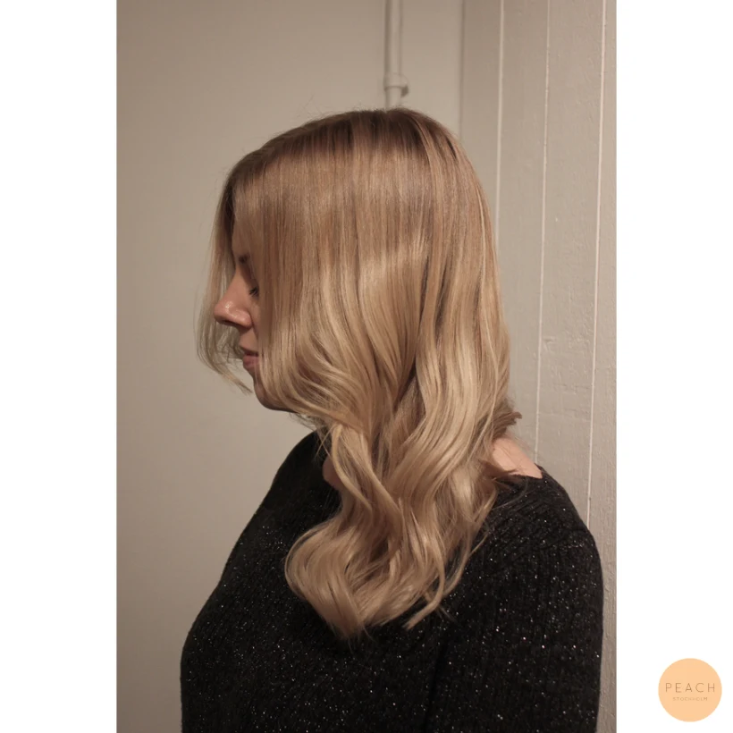 Naturligare blond med slingor och kall botten
