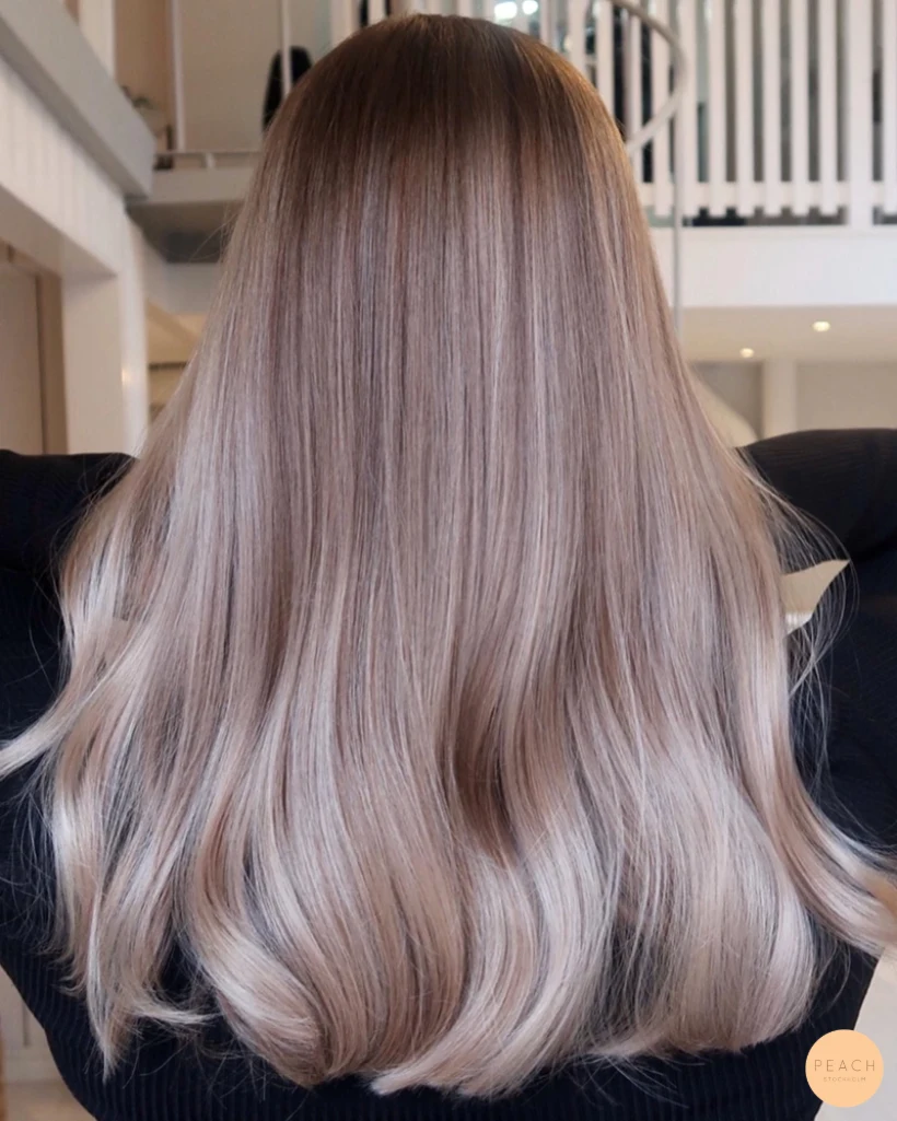 Mörkare slingor i blont hår med ljusa slingor