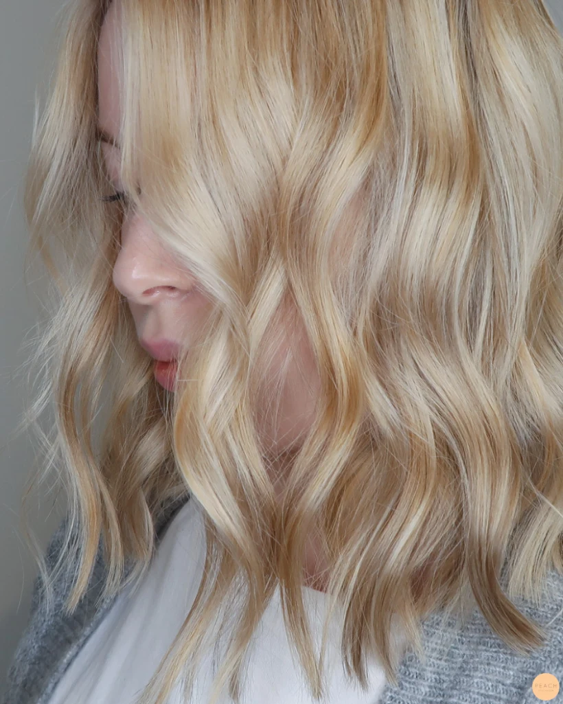 Lyxig blond hårfärg med slingor och lob klippning
