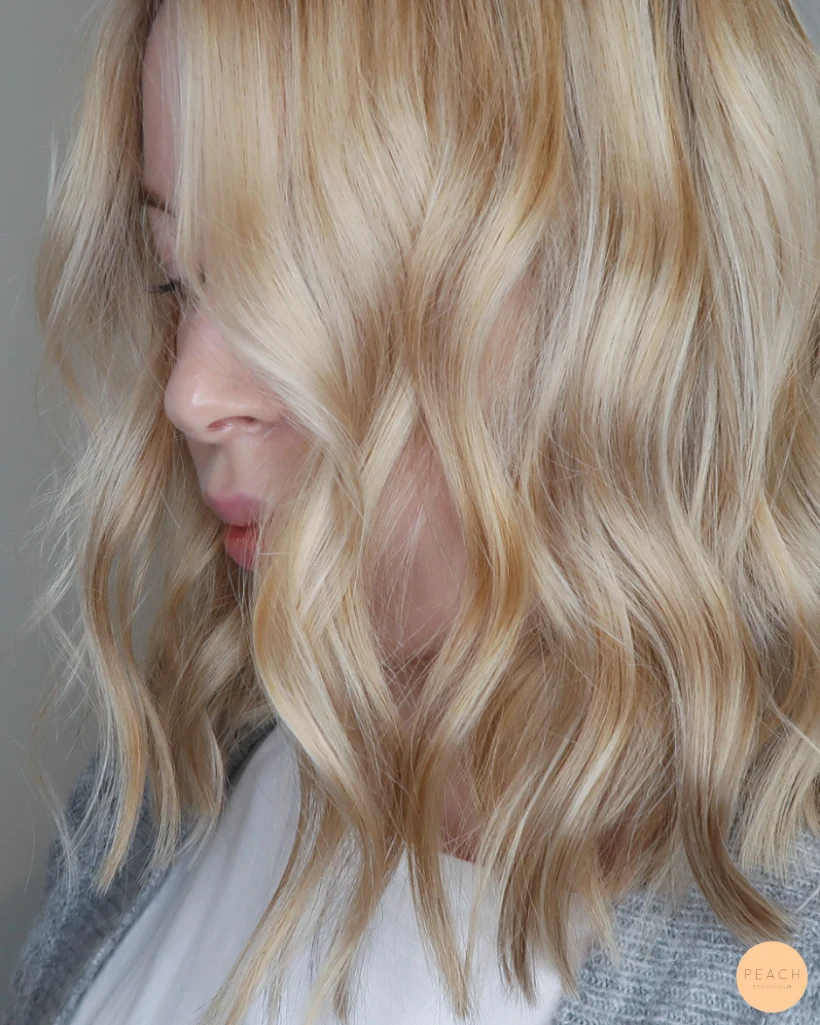 Lyxig blond hårfärg med slingor och lob klippning