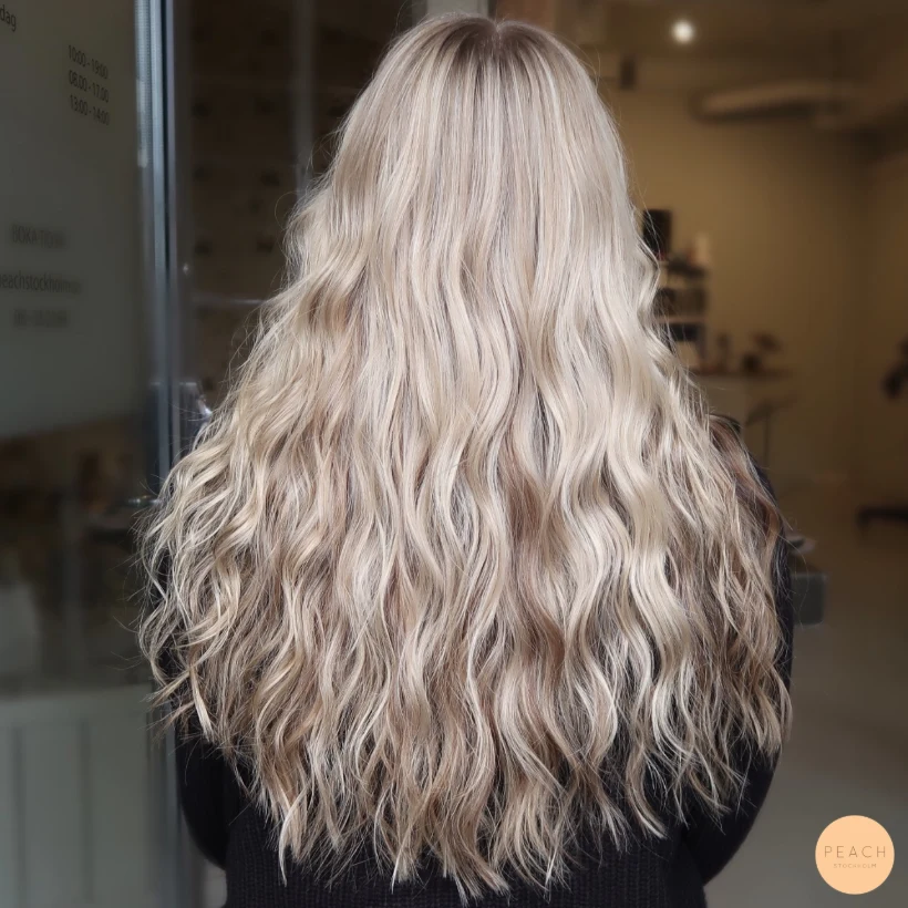 Beigeblond hårfärg med highlights och lowlights