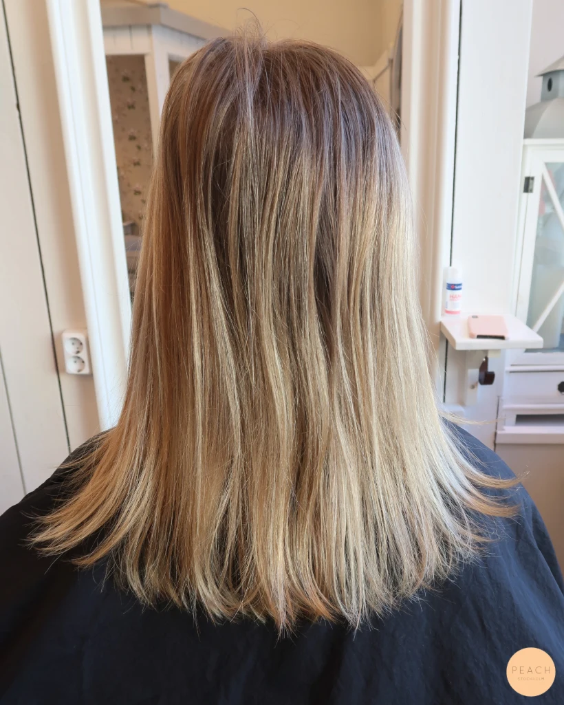 Balayage slingor med en beige nyans på håret.