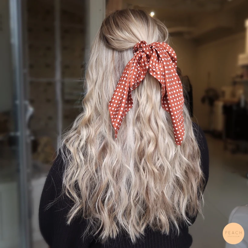 Beigeblond hårfärg med highlights och lowlights