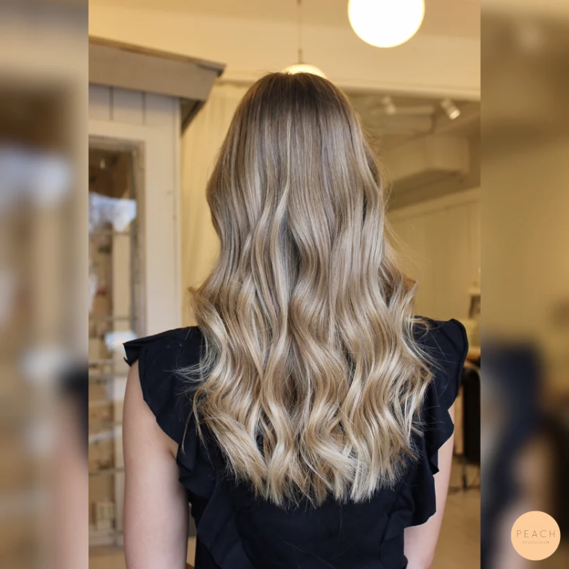 Beige blond hårfärg med slingor och extra glans