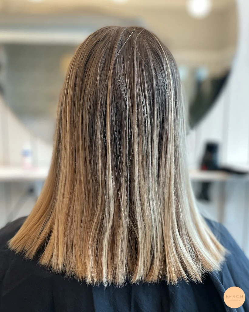Beige blond hårfärg med babylights och beige toner