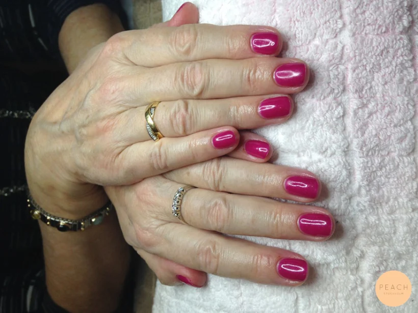 Gellack med rosa toner