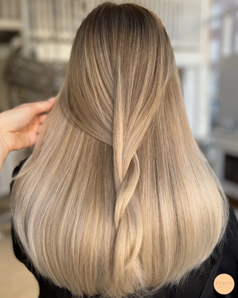 Kall beige balayage med ljusa slingor