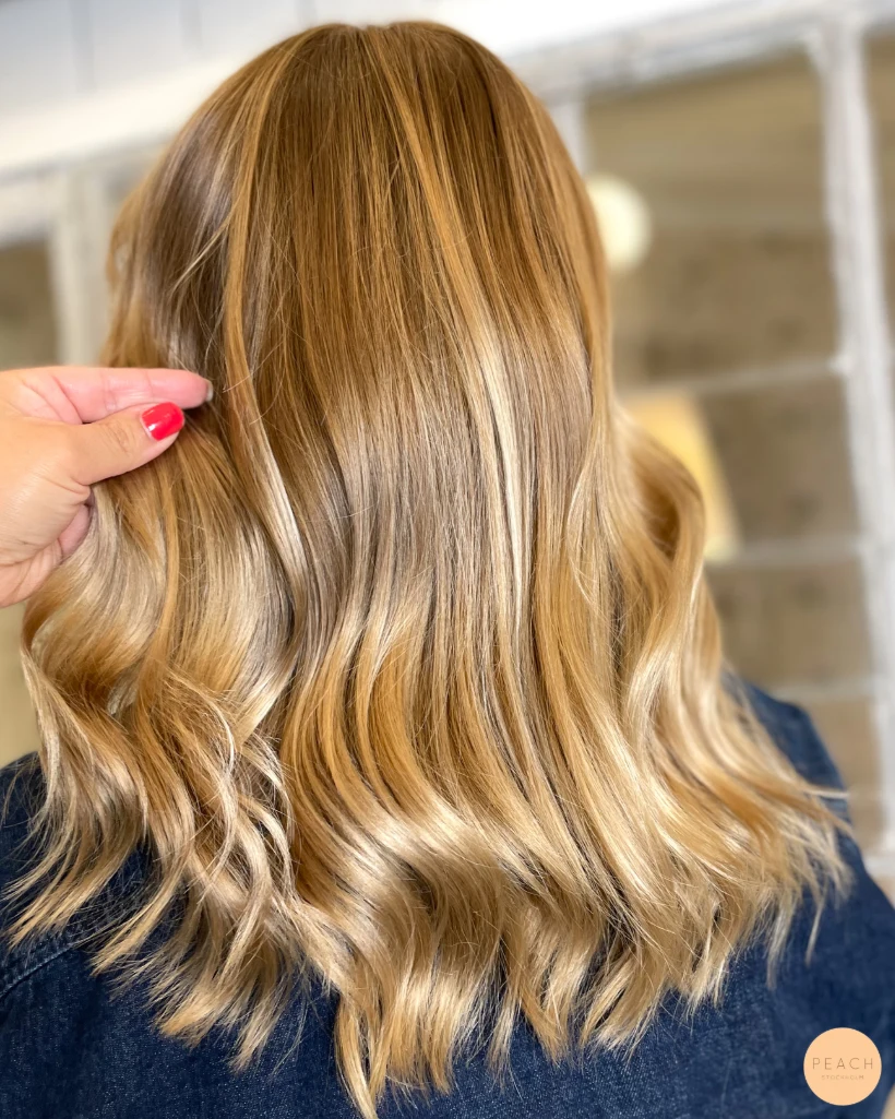Varm beige blond hårfärg med balayage