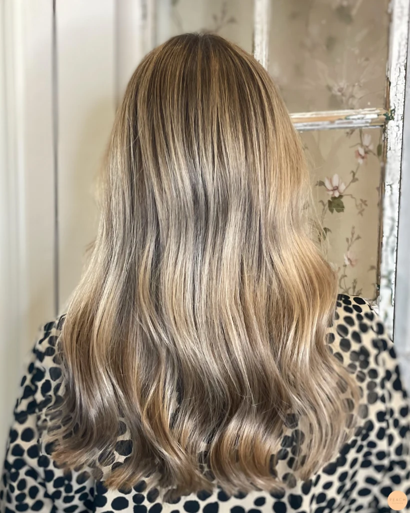 Kall beige blond hårfärg med slingor