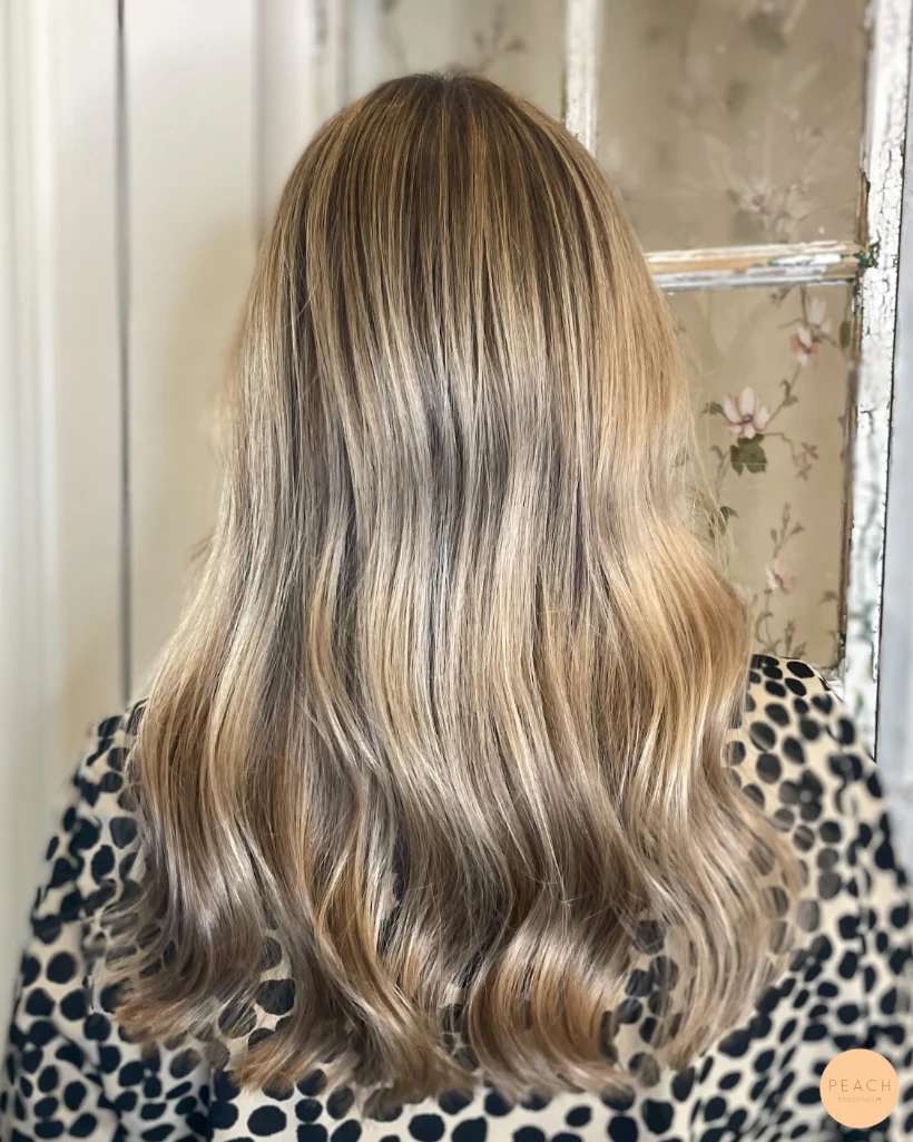 Kall beige blond hårfärg med slingor