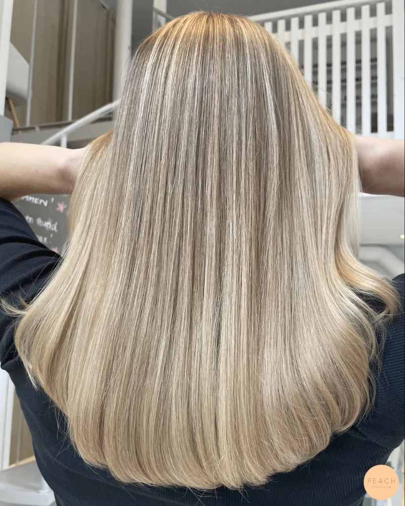 Sval beige blond hårfärg med beige toner