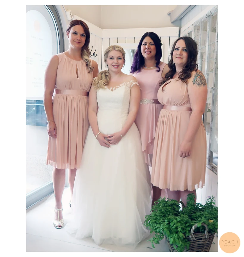 Bröllop i Stockholm med bruduppsättning med fläta och blommor