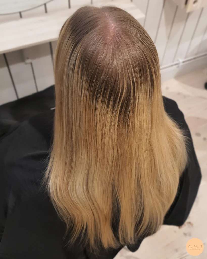 Creamy vanilla blonde hair med mjuka lowlights