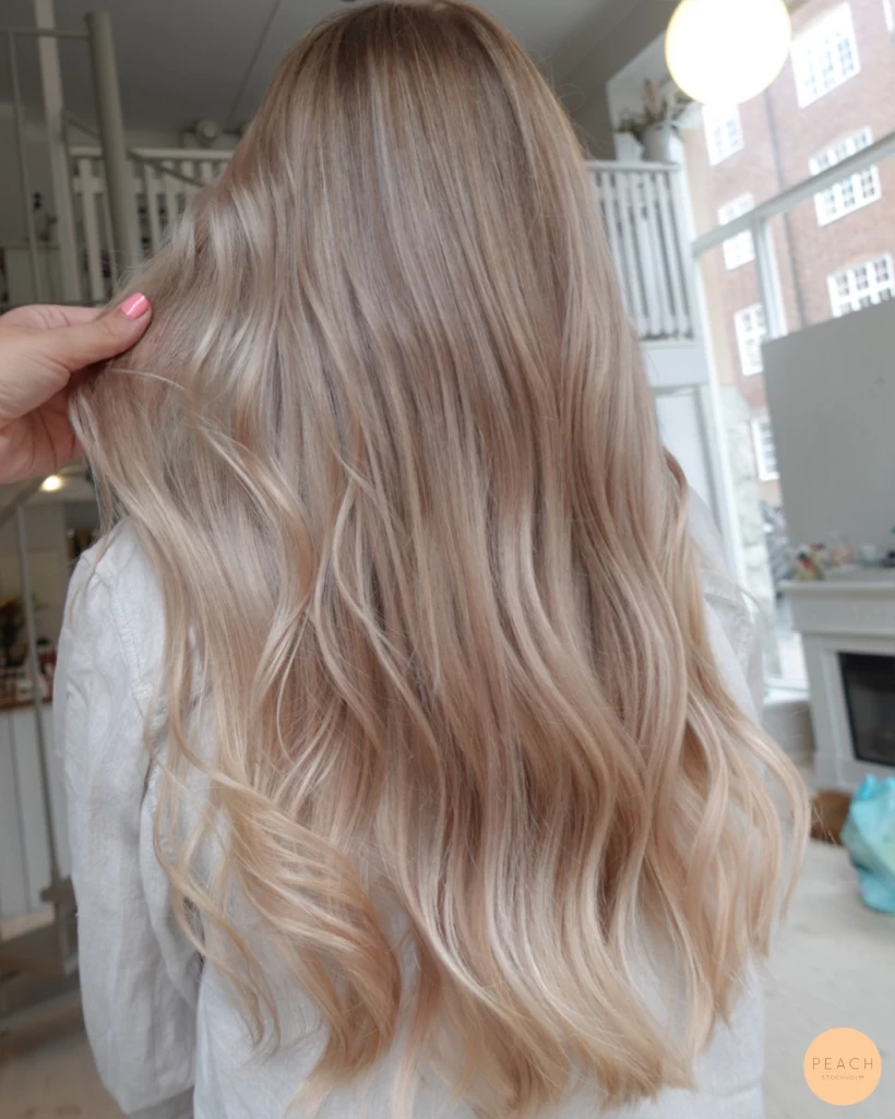 Klar blond hårfärg med ljusa slingor