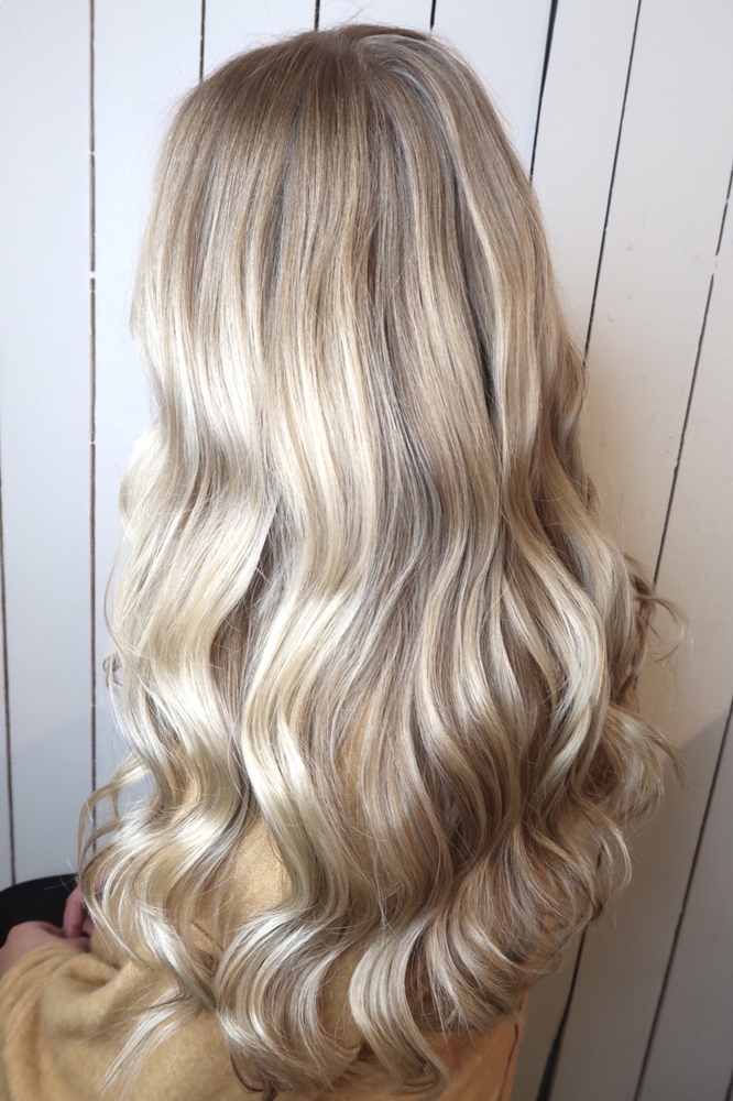 Beige blond hårfärg med mörkare slingor