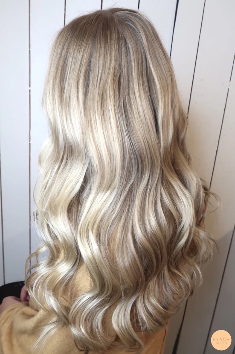Beige blond hårfärg med mörkare slingor