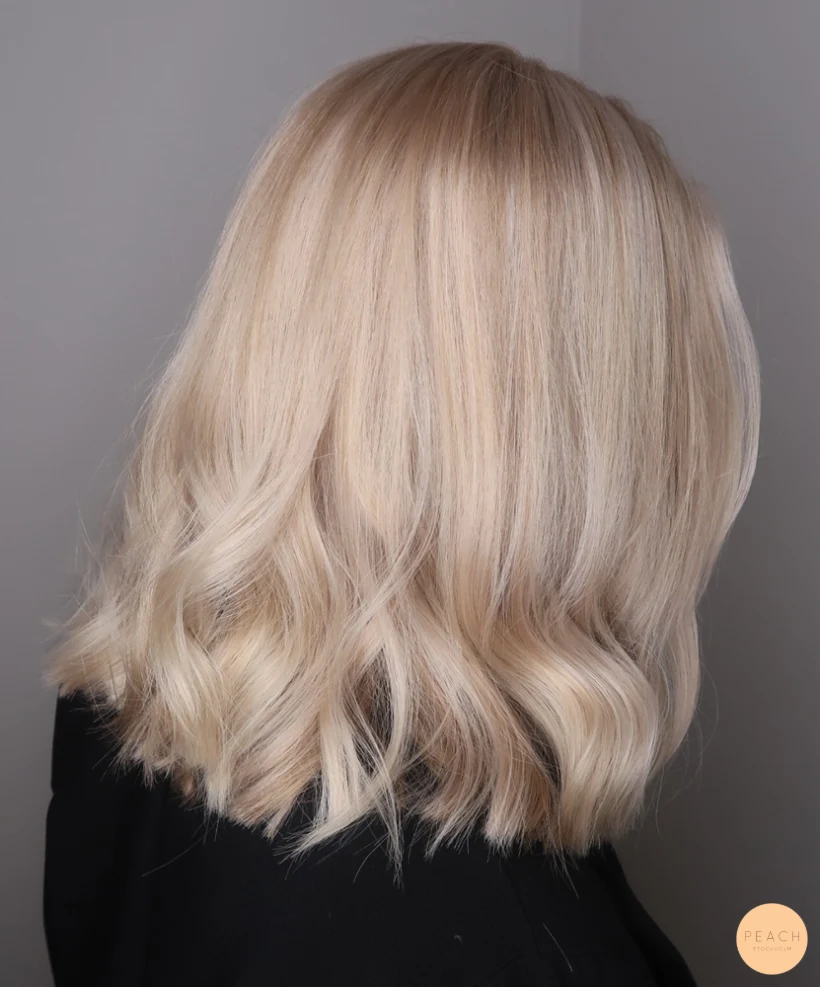 Krämig blond med ljusa slingor