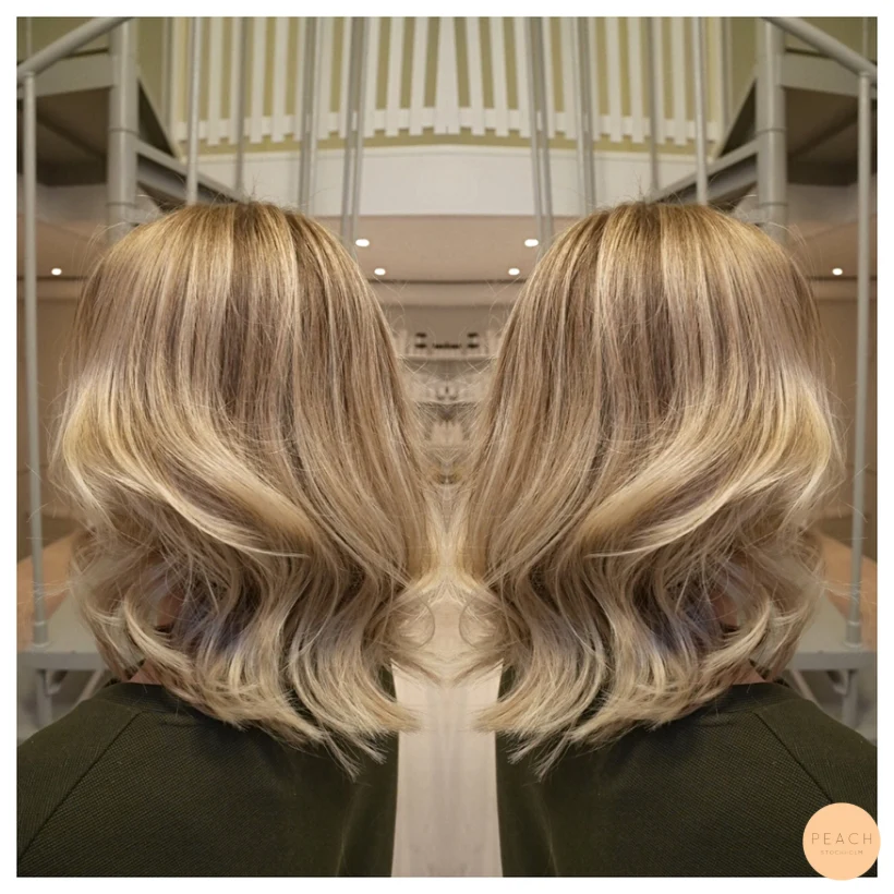 Blondie med ljusa slingor