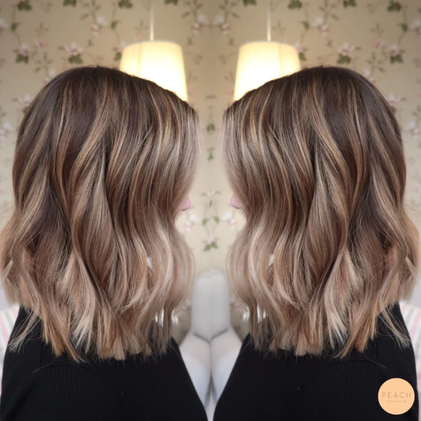 Beige blond hårfärg med lob klippning och ljusa slingor