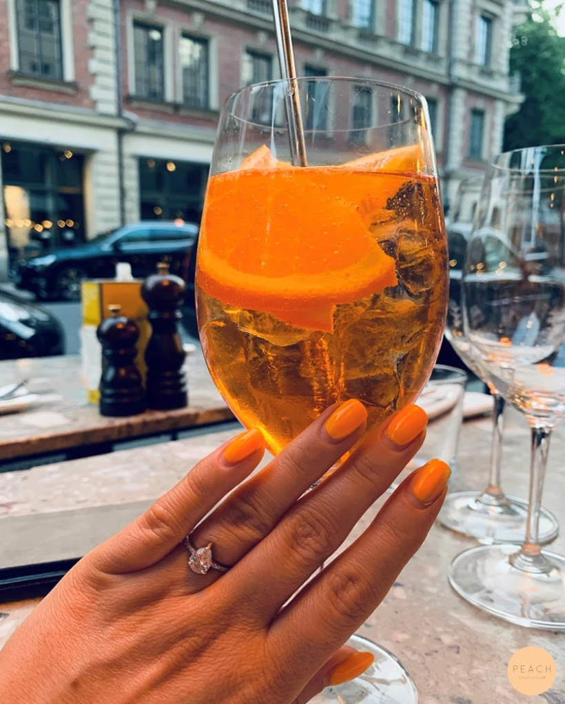 Aperol spitz sommar naglar
