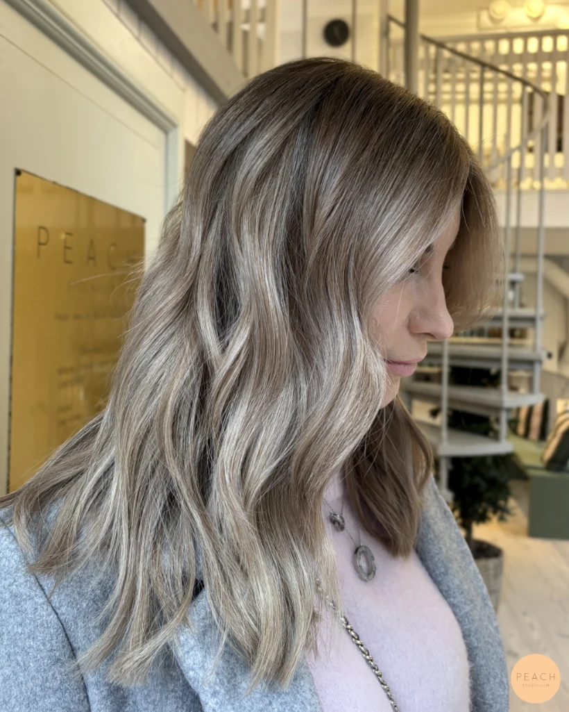 Balayage kall blond med ljusa slingor