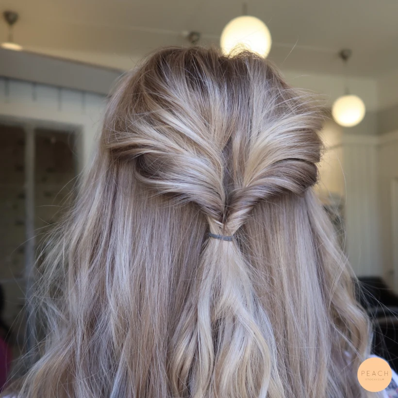 Beige blond hårfärg med ljusa slingor och lowlights och beige toner