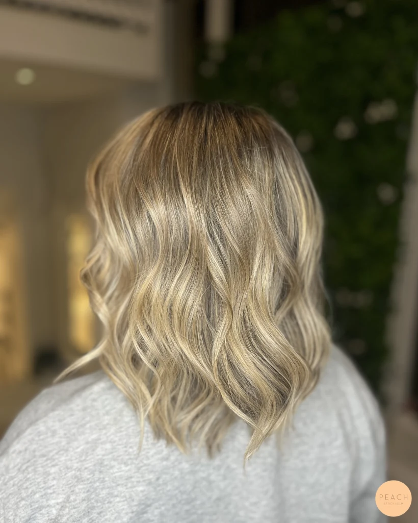 Soft blonde hair med ljusa slingor