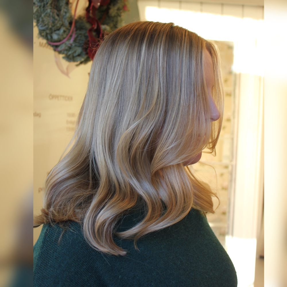 Naturlig blond hårfärg med slingor