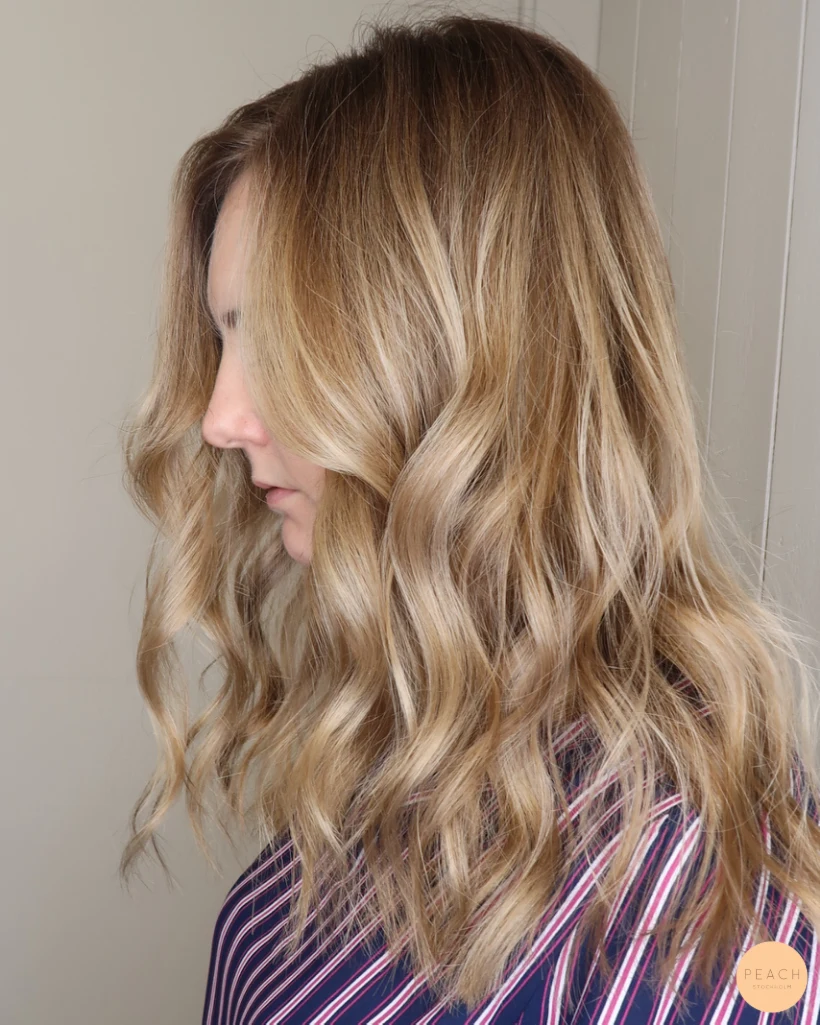 Balayage slingor med beige ton och lowlights