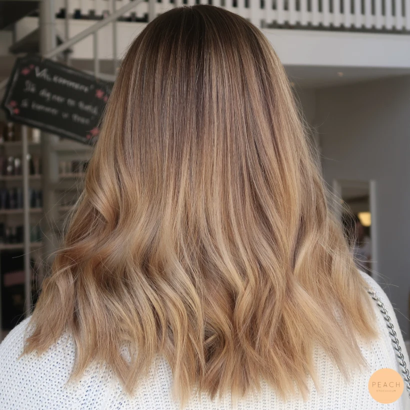 Varm guldig Balayage på mörkt hår
