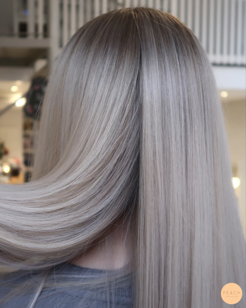 Blond hårfärg slingor med sval nyansering
