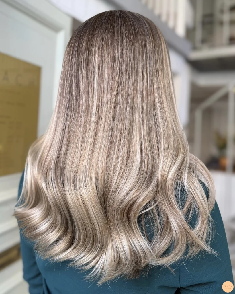 Krämig beige blond balayage