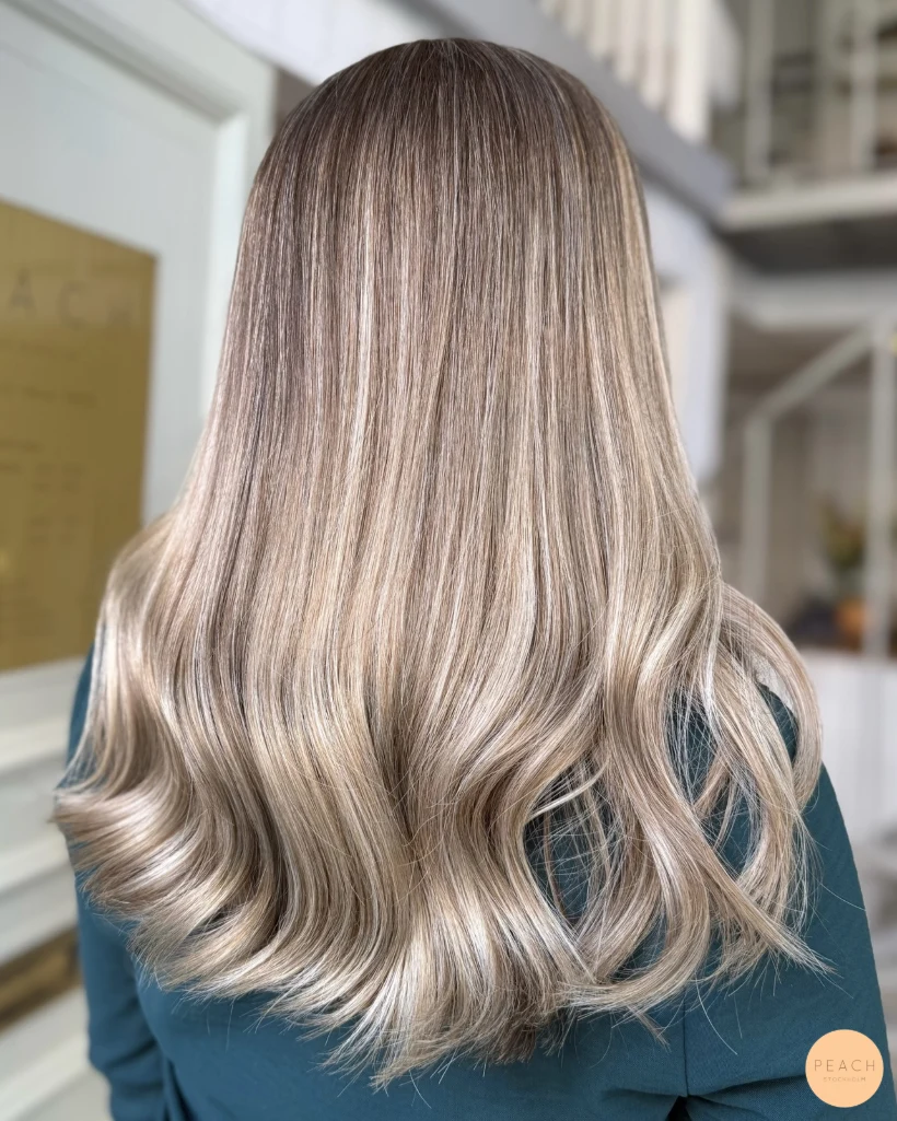Krämig beige blond balayage