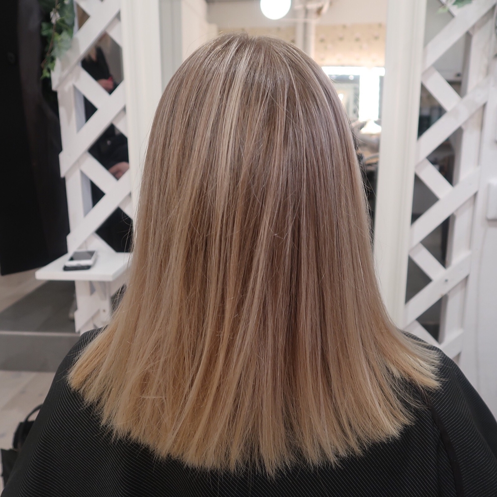 Blond med mörka slingor – salongsresultat av Therese Lindbladh, 2 april 2019