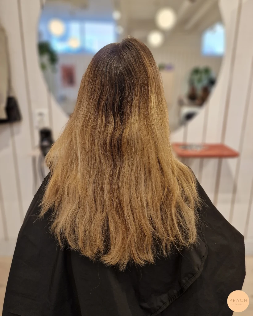 Edgy beige blond med lagerklippning