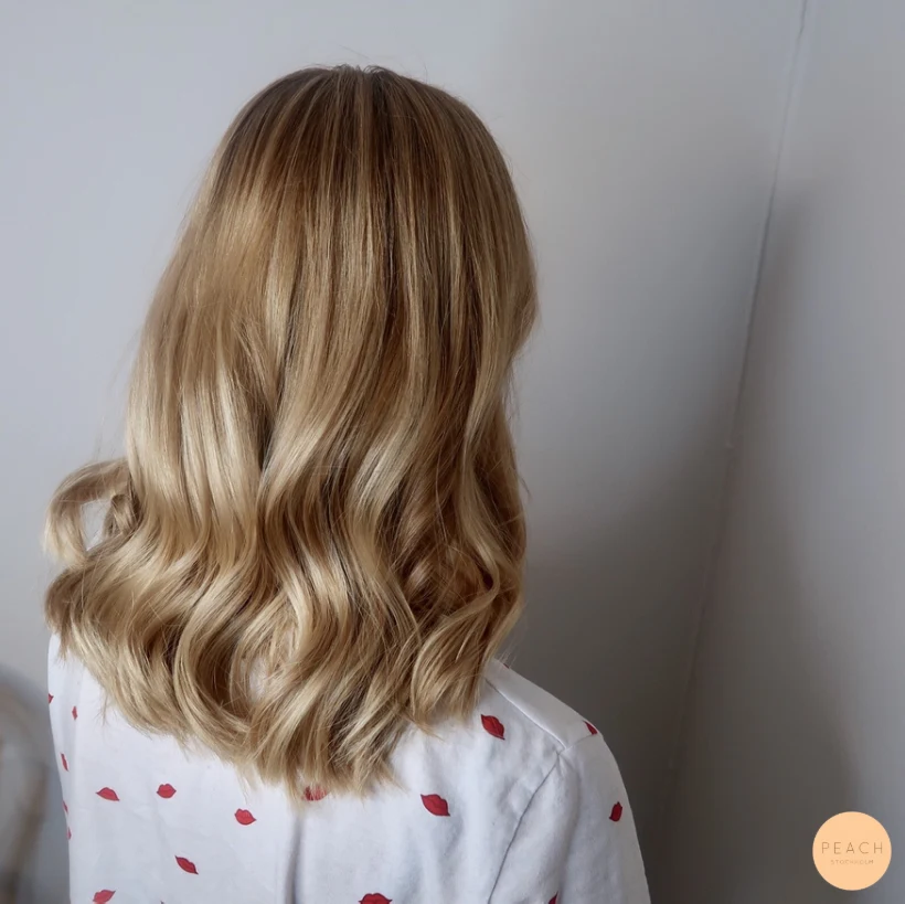Balayage stockholm med ljusa slingor