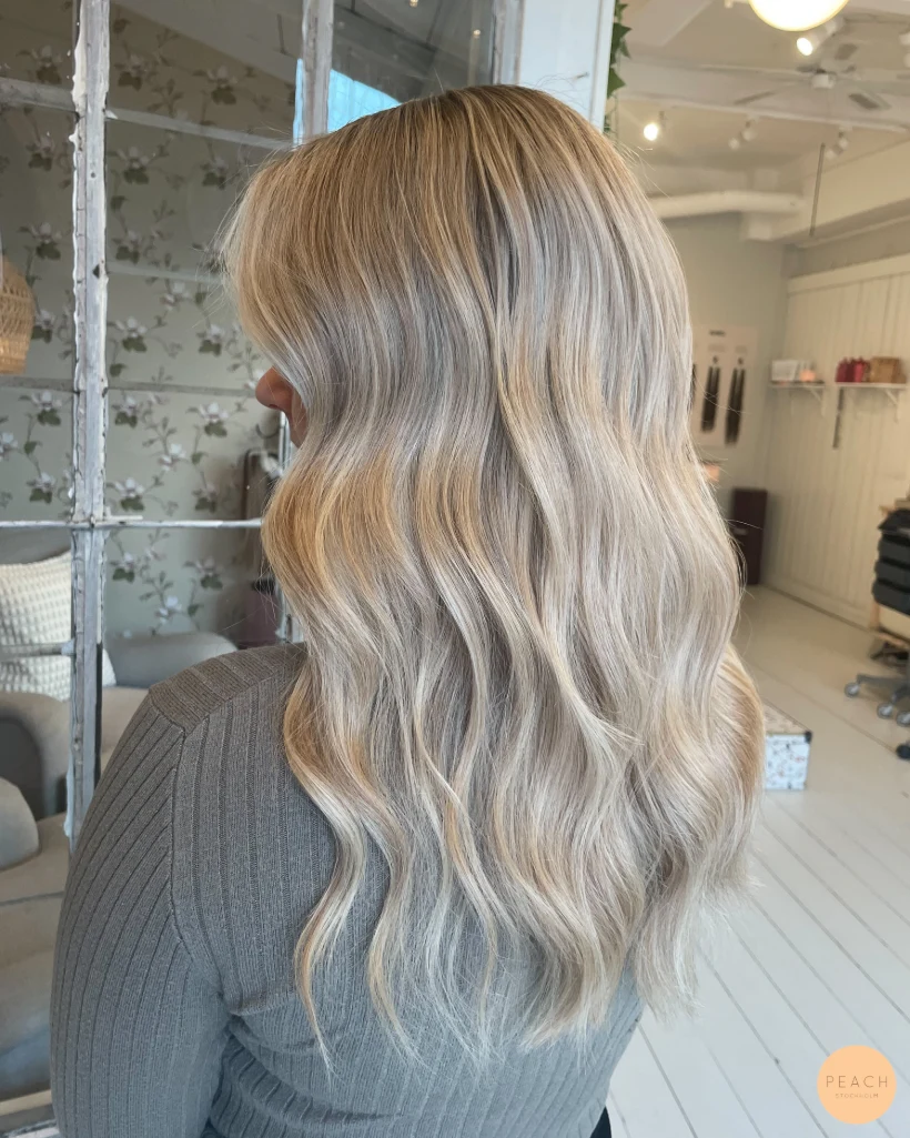 Soft blonde hair med highlights och lowlights