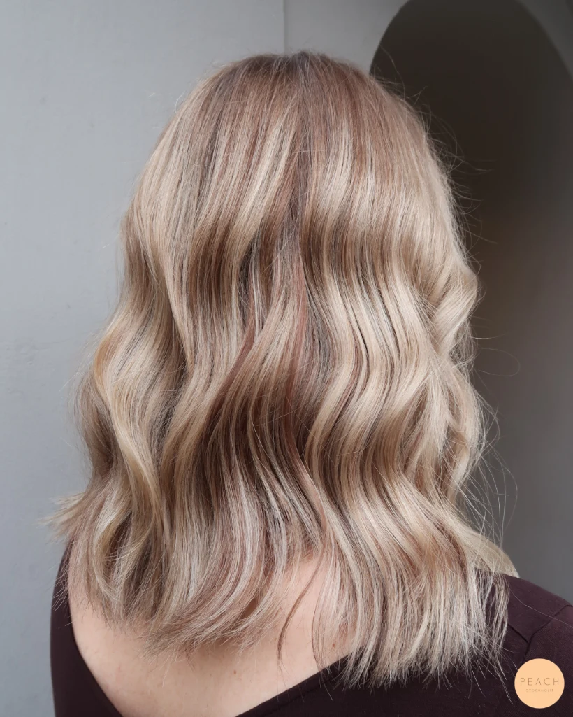 Blond balayage med ljusa och mörka slingor och ljusa slingor