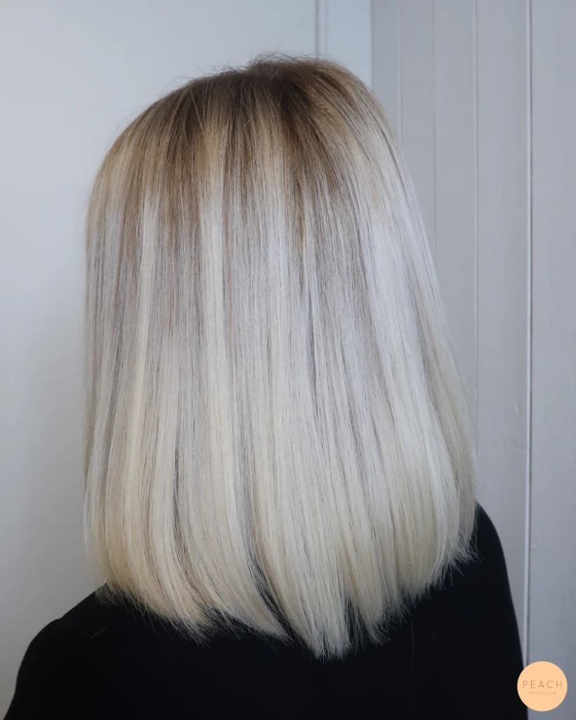 Kall blond hårfärg i lobb frisyr
